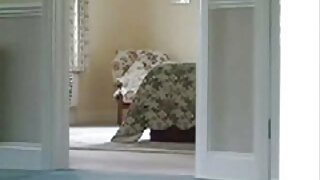 یک پسر سبزه سکسی رقص سکسی عربی خانگی بین دو پدربزرگ و مادربزرگ شاخ تقسیم شده است