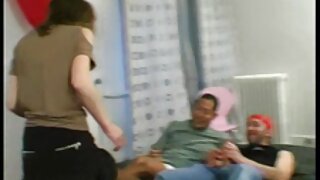 یک دختر همجنس گرا با یک افسار بلوندترین دوست دخترش را لعنت می رقص زنان چاق کند