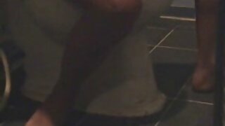 گربه رقص کون سکسی بچه از جوانان بزرگ لیسید و سپس به شدت توسط خروس بزرگ کوبید