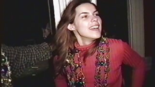 Busty رقص سینه لخت MILF بیرون سیاه می شود